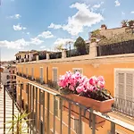 Terrace Pantheon Relais